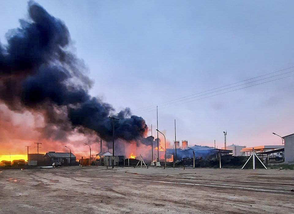 Incendio en una refinería de Neuquén. Foto: NA