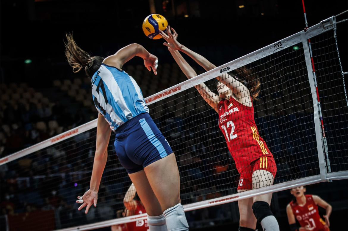 Argentina cayó en su debut mundialista ante China. Foto: Twitter @Voley_FeVA.