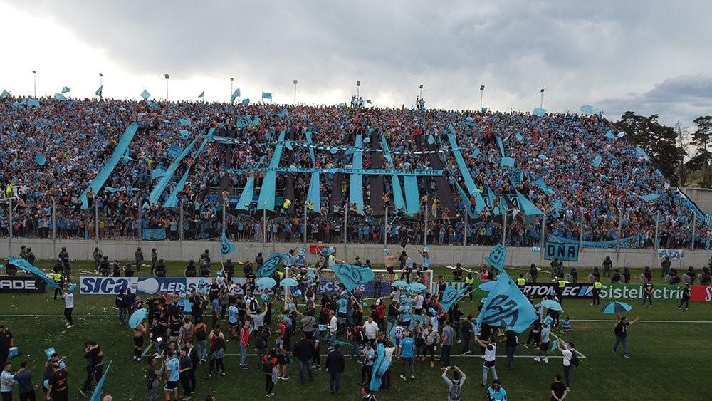 Los fanáticos que acompañaron a Belgrano en su ascenso. Foto: NA.