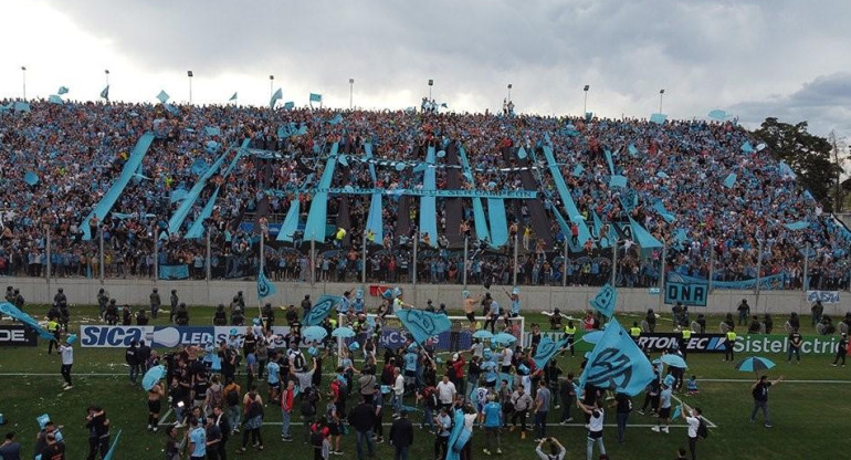 Los fanáticos que acompañaron a Belgrano en su ascenso. Foto: NA.