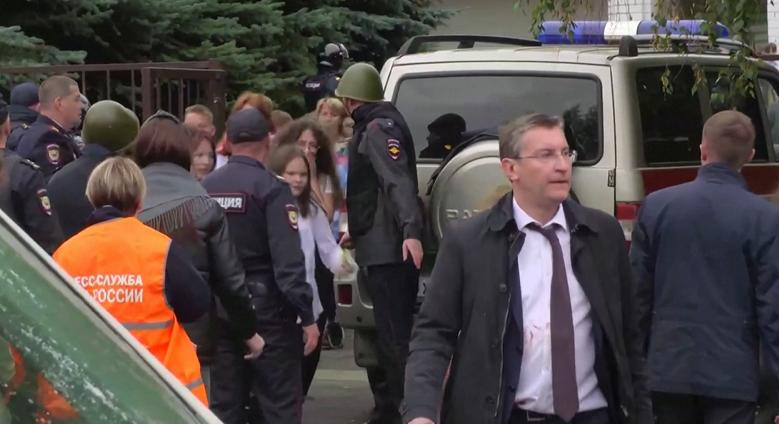 Alumnos escapan de la escuela rusa. Foto: Reuters.