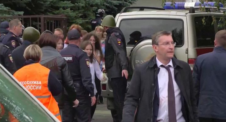 Alumnos escapan de la escuela rusa. Foto: Reuters.