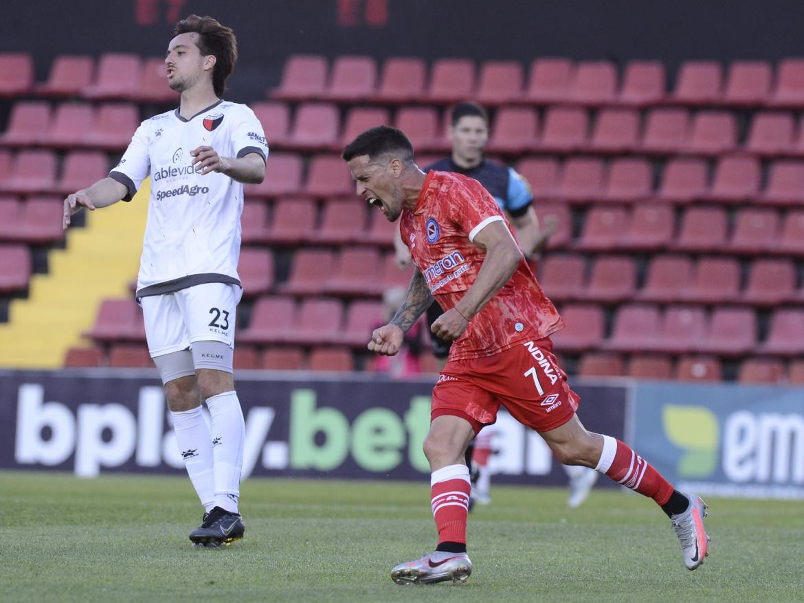 Javier Cabrera contra Colón. Foto: Télam.