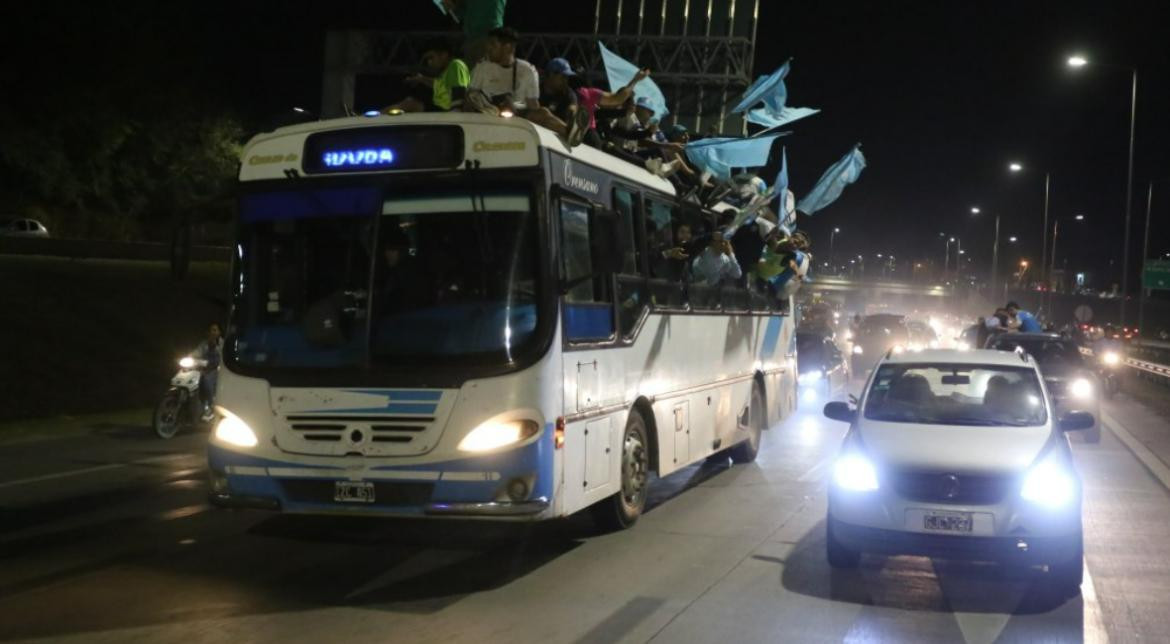 El paseo de los hinchas de Belgrano. Foto NA.