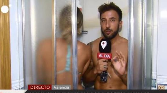 Periodista español prueba si ahorra agua duchándose en pareja. Foto: @LaVanguardia