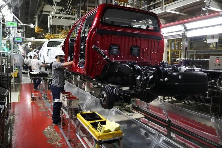 Trabajadores en la planta de ensamblaje de Toyota. Foto: Reuters.