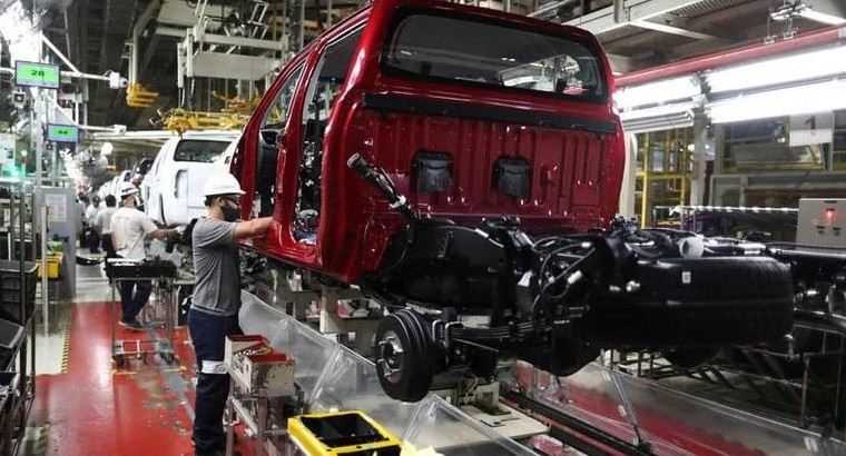Trabajadores en la planta de ensamblaje de Toyota. Foto: Reuters.