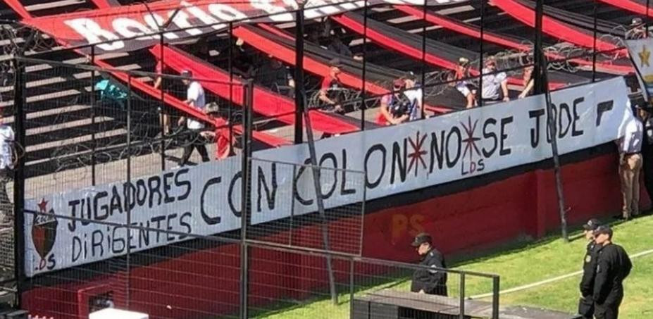 Una bandera contra los jugadores y dirigentes en un partido de local. Twitter José Villagran.
