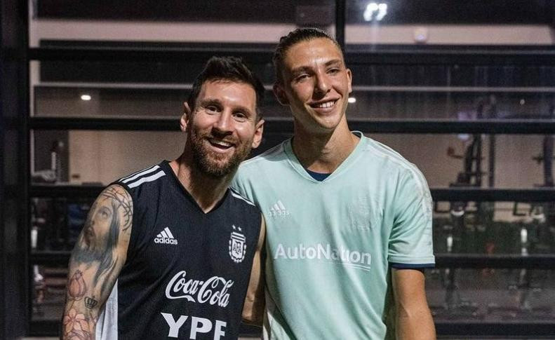 El arquero junto a Messi. Foto: Twitter/LetDesSports.