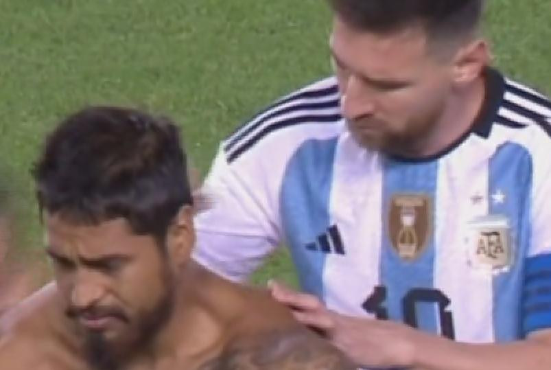 Lionel Messi firmándole la espalda a un fan. Foto: captura video