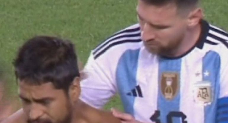 Lionel Messi firmándole la espalda a un fan. Foto: captura video