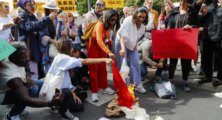 Protestas frente a la embajada de Irán en España_EFE