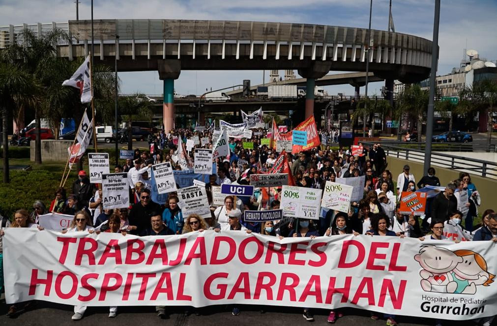 Trabajadoes del Garrahan se manifiestan ante el Ministerio de Salud. Foto:@Cele_Fierro
