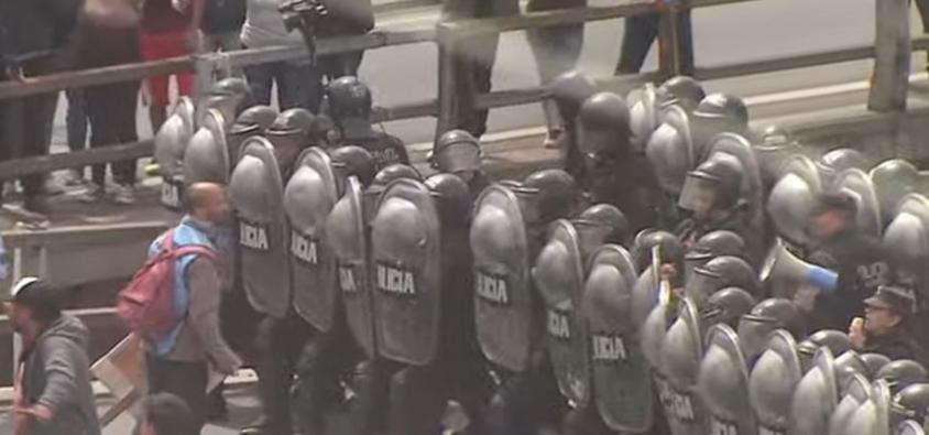 Incidentes entre manifestantes y la Policía en la Au 25 de mayo. Foto: NA.