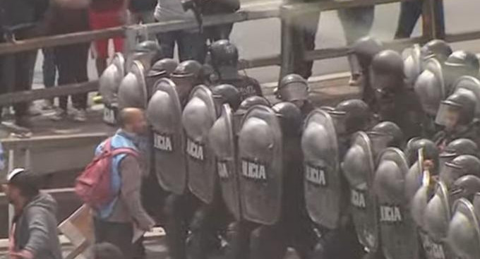 Incidentes entre manifestantes y la Policía en la Au 25 de mayo. Foto: NA.