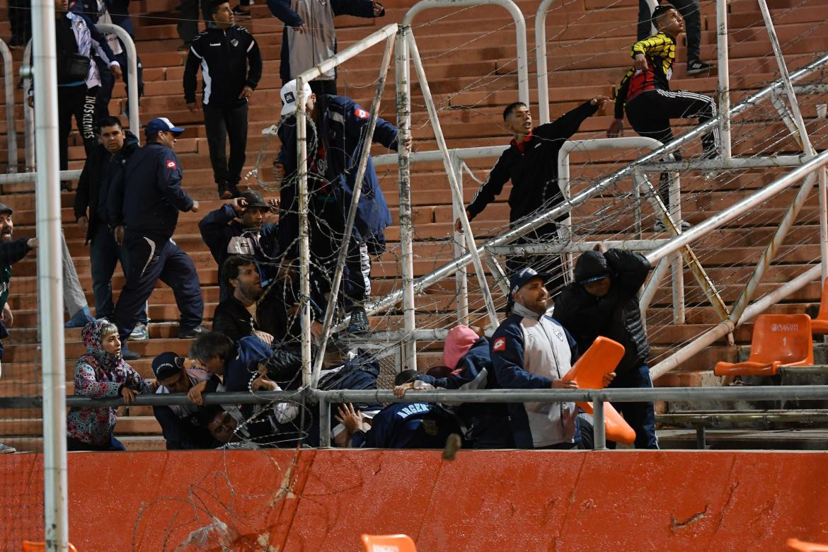 Incidentes entre hinchas de Quilmes y la Policía, Copa Argentina. Foto: Télam