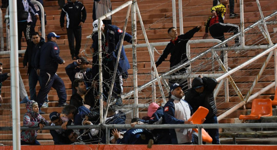 Incidentes entre hinchas de Quilmes y la Policía, Copa Argentina. Foto: Télam