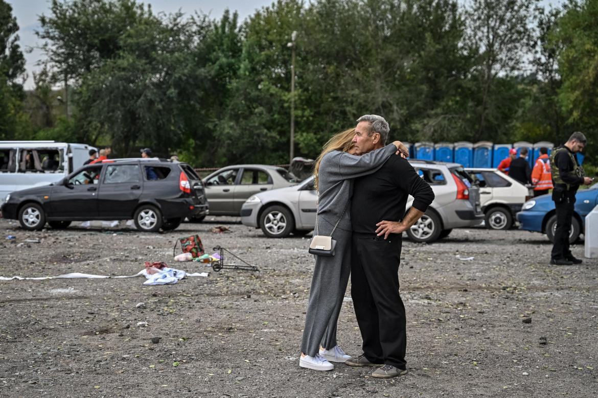 20 civiles muertos en Ucrania por un ataque a autos_Télam