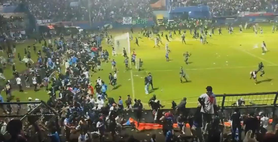 Tragedia en el fútbol de Indonesia. Foto: captura video