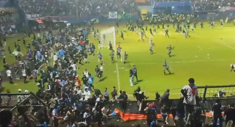 Tragedia en el fútbol de Indonesia. Foto: captura video