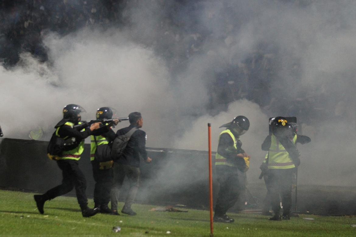 Disturbios en el estadio de Kanjuruhan, Indonesia. Foto: Reuters.