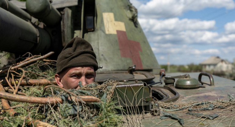 Soldado ucraniano adentro de un tanque mientras intenta recuperar Lyman. Foto: Reuters