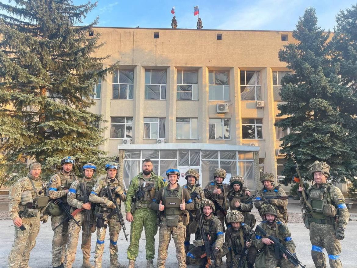 Soldados ucranianos posan en Lyman. Foto: Reuters.