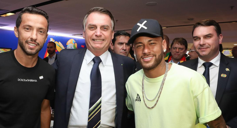Neymar junto a Bolsonaro. Foto: El Liberal.