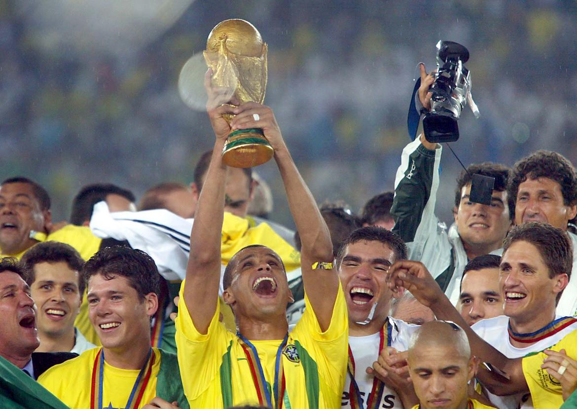 Rivaldo campeón del mundo con Brasil en Corea-Japón 2002. Foto: NA.