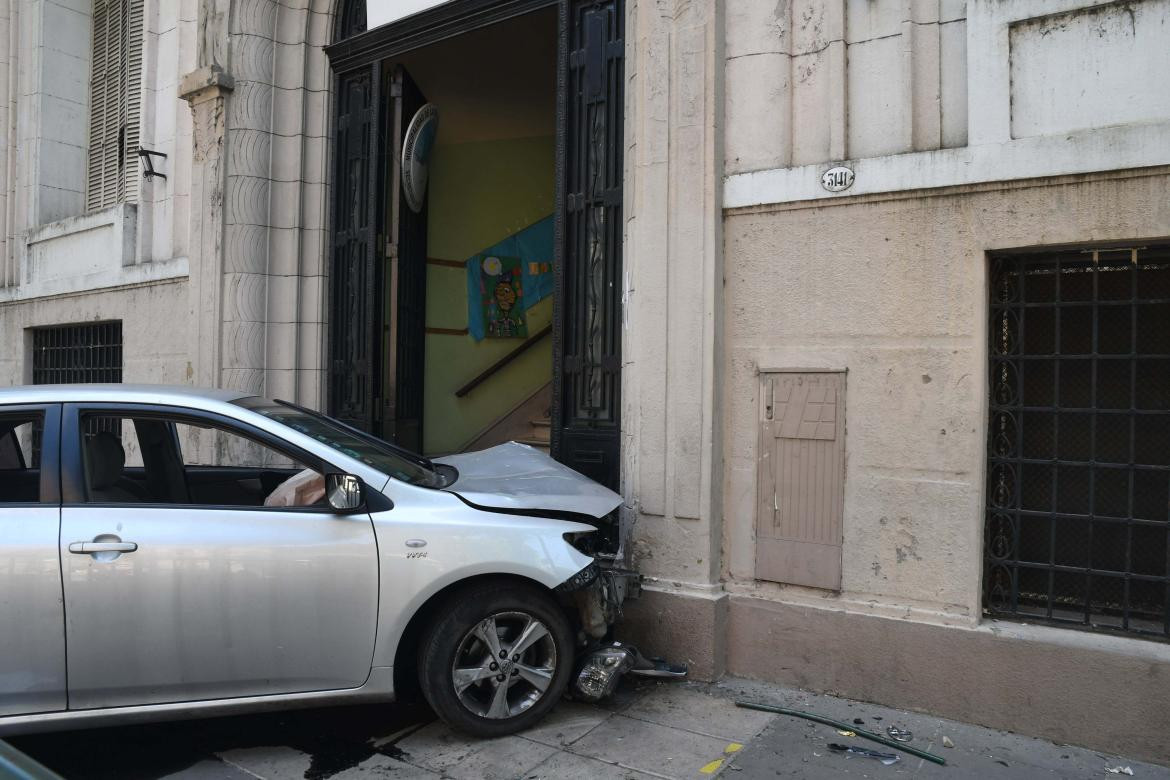 Auto se incrustó contra colegio. Foto: Telam.