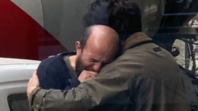 El abrazo que le salvó al vida a Antonio. Foto: @unabrazodecorazón