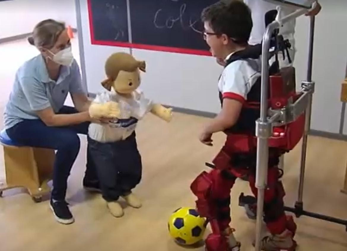 Un robot que ayuda a los niños a caminar_Captura de video: Reuters