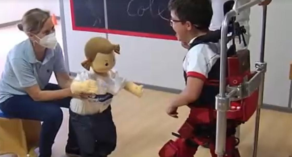 Un robot que ayuda a los niños a caminar_Captura de video: Reuters