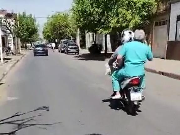 Un motoquero asiste al médico olvidado. Foto: captura de video.