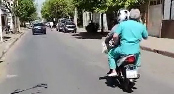 Un motoquero asiste al médico olvidado. Foto: captura de video.