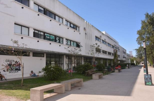 Universidad de La Plata, sede Humanidades. Foto: NA.