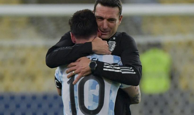 Lionel Messi y Lionel Scaloni. Foto: NA