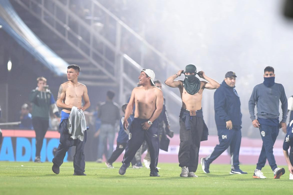 Incidentes en pleno partido entre Gimnasia y Boca. Foto: Télam