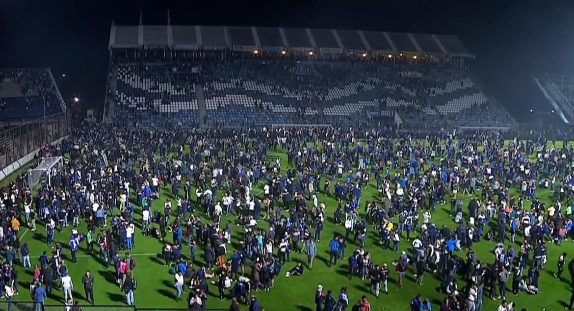 Incidentes en pleno partido entre Gimnasia y Boca. Foto: NA