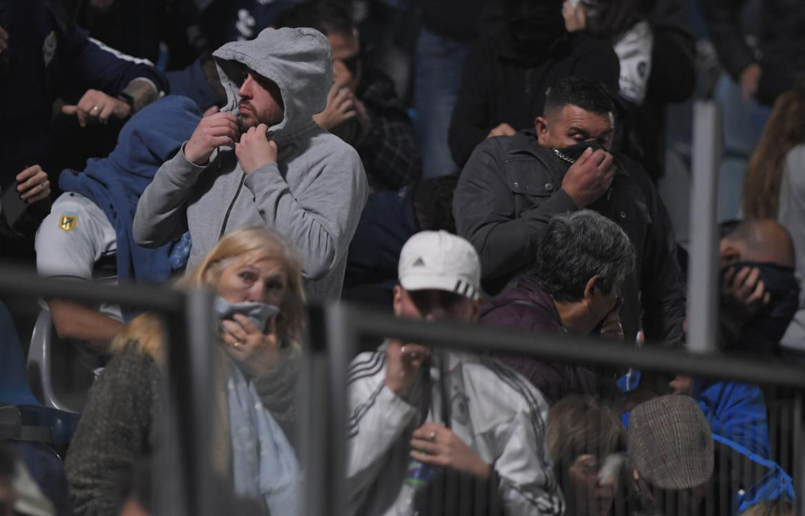 Incidentes en pleno partido entre Gimnasia y Boca. Foto: Télam