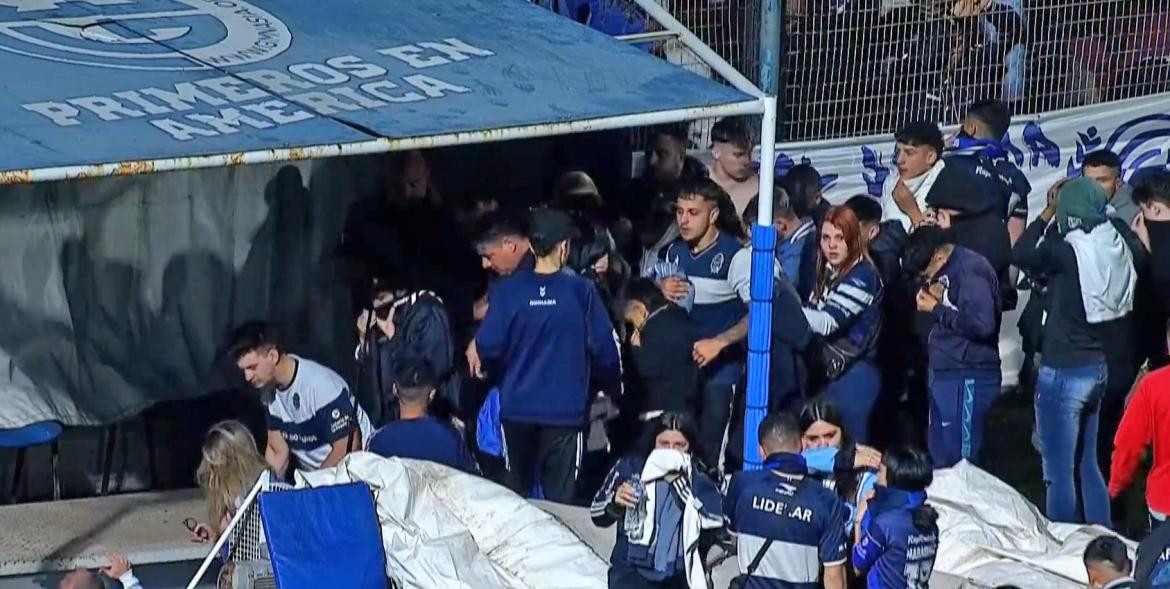 Incidentes en pleno partido entre Gimnasia y Boca. Foto: NA