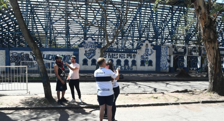 Estadio Gimnasia de La Plata el día después de los incidentes. Foto: Télam