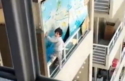 Nene jugando en un balcón de un edificio en Chile. Foto: captura de video.