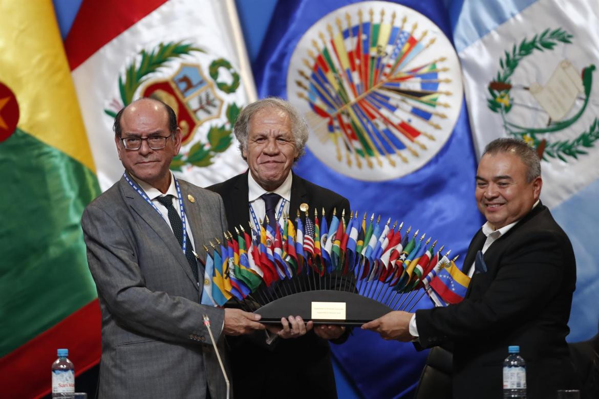 Asamblea OEA, secretario general, Luis Almagro; ministro de Exteriores de Perú, César Landa, y el subsecretario, Nestor Mendez_EFE