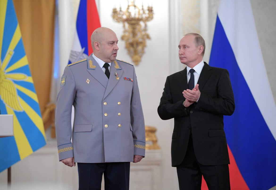El presidente ruso, Vladímir Putin, y el coronel general Serguéi Surovikin Foto REUTERS