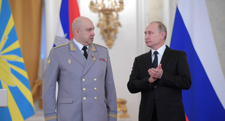 El presidente ruso, Vladímir Putin, y el coronel general Serguéi Surovikin Foto REUTERS
