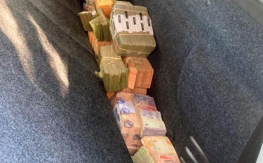 Los fajos de billetes del hombre detenido en Mendoza por la Gendarmería. Foto: Prensa GVA.