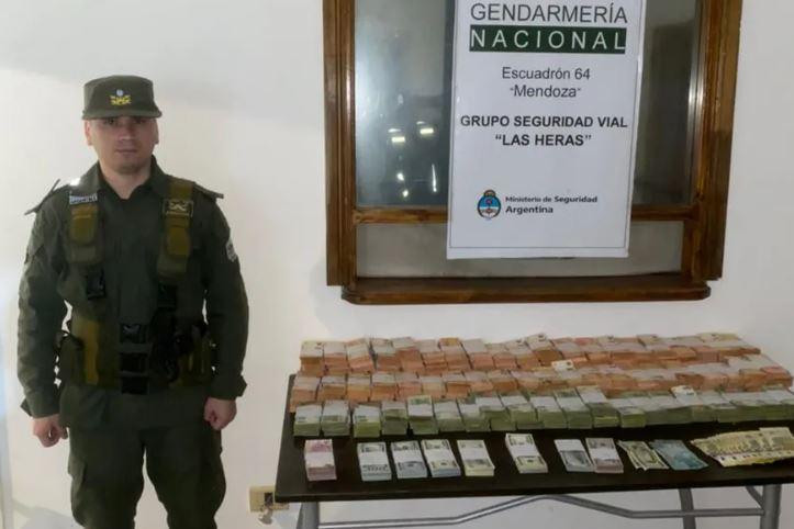 El dinero en efectivo incautado por la Gendarmería Nacional. Foto: Prensa GNA.