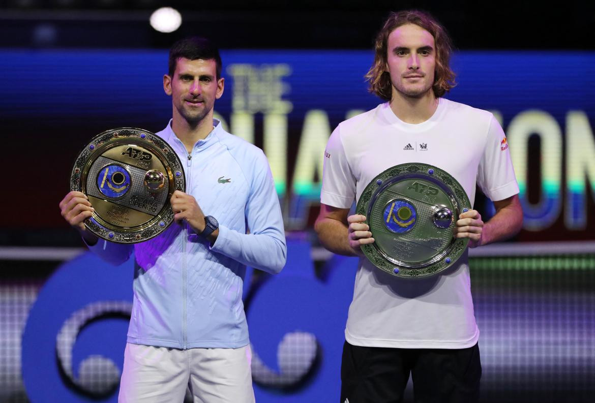 Novak Djokovic y Stéfanos Tsitsipás. Foto: Reuters.