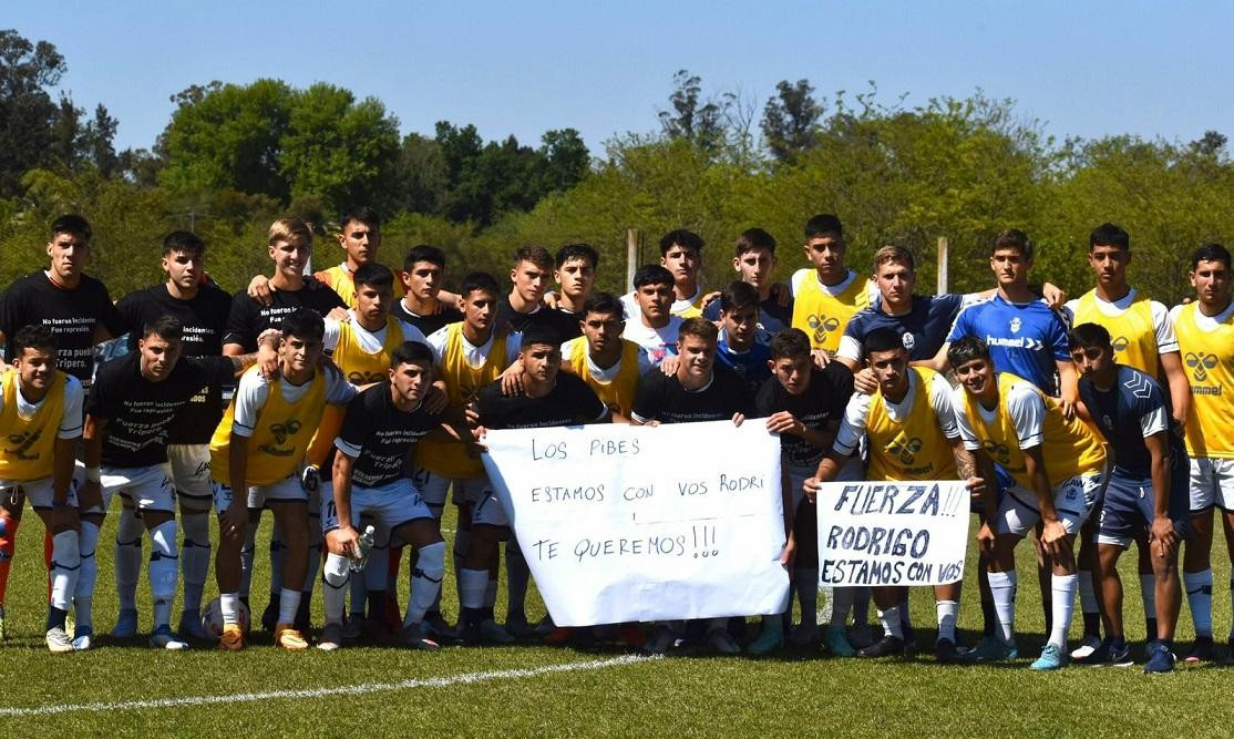 El apoyo de los compañeros a Rodrigo Rodríguez. Foto: Legión Tripera.